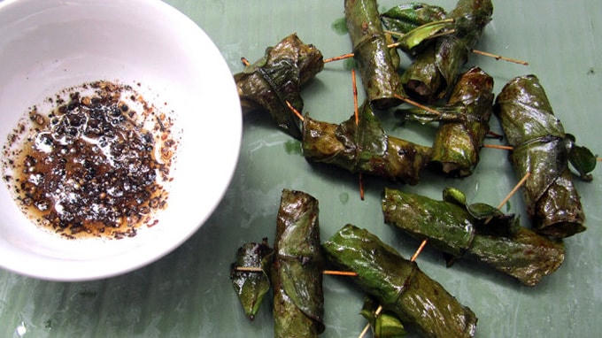 Chả cuốn lá bưởi chấm muối hạt dổi để lại dư vị đậm đà.
