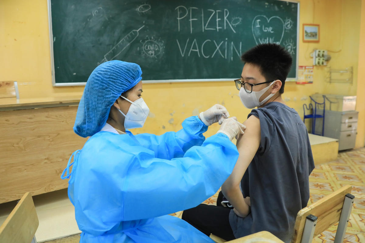 Đẩy nhanh tiêm vaccine phòng Covid-19 cho trẻ em.  Ảnh: Quang Vinh.