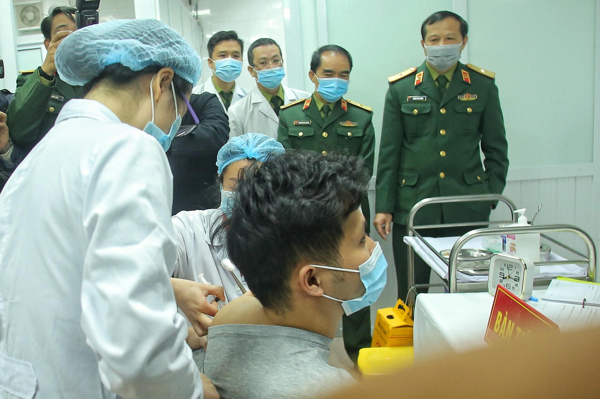 Tình nguyện viên đầu tiên tiêm vaccine ngừa Covid-19 do Việt Nam sản xuất, ngày 17/12/2020. Ảnh: Quang Vinh.