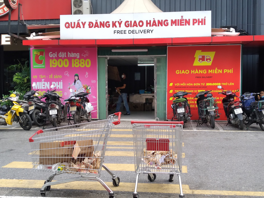 Tại quầy đăng ký giao hàng miễn phí vắng bóng người