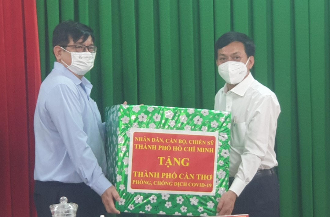 Nhân dân, cán bộ, chiến sĩ TP Hồ Chí Minh trao tặng TP Cần Thơ một số vật tư y tế phòng, chống Covid-19.
