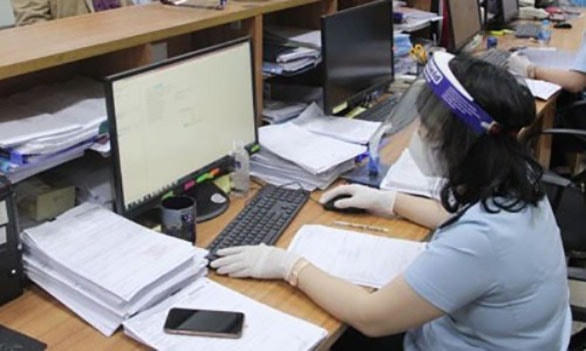Cán bộ Cục Hải quan Hải Phòng thực hiện các biện pháp phòng chống dịch Covid-19.
