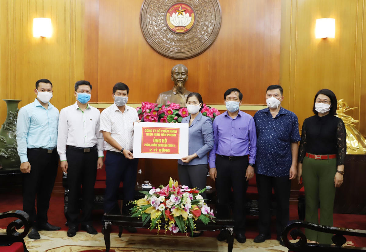 Phó Chủ tịch Trương Thị Ngọc Ánh tiếp nhận ủng hộ từ Công ty cổ phần nhựa Thiếu niên Tiền Phong. Ảnh: Hương Diệp.