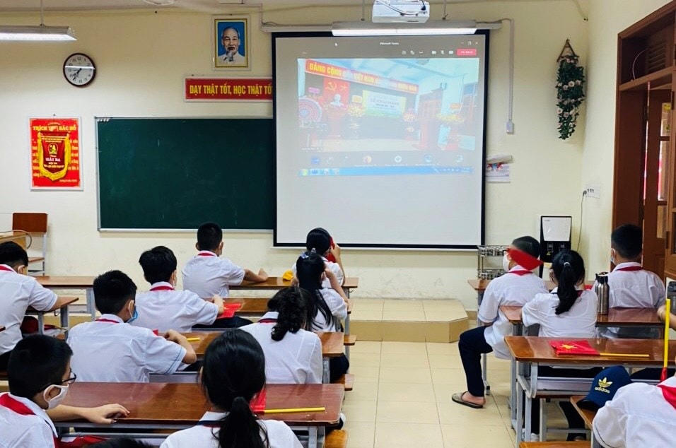 Học sinh trường THCS Đằng Lâm (quận Hải An) dự khai giảng trực tuyến tại lớp học.