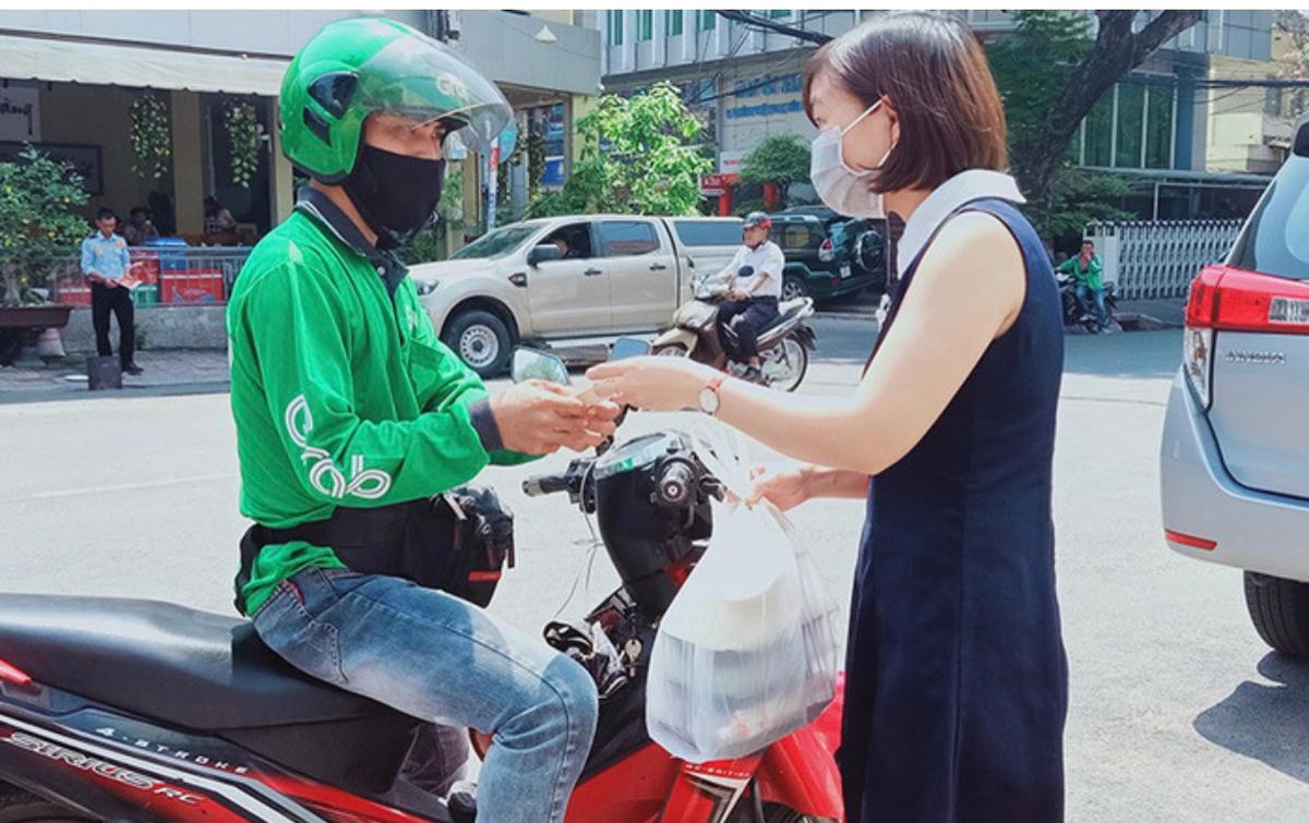 Nhiều người bán đồ ăn chế biến sẵn đã tạm nghỉ vì không đảm bảo được dịch vụ giao hàng. 