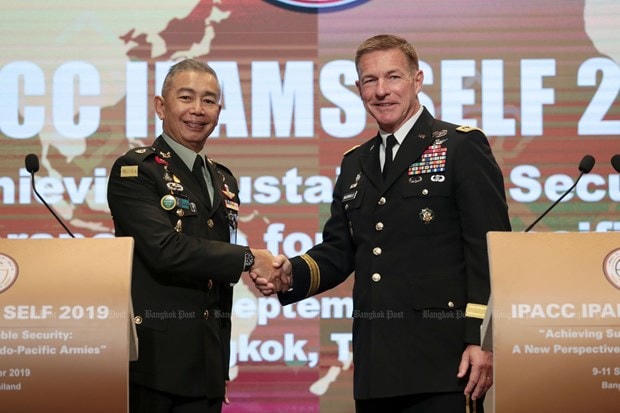 Chỉ huy quân đội Thái Lan Gen Apirat Kongsompong (trái) và Tham mưu trưởng Lục quân Mỹ Gen James McConville bắt tay trong Hội nghị Chỉ huy trưởng Quân đội Ấn Độ-Thái Bình Dương lần thứ 11 được tổ chức tại Bangkok vào tháng 9 năm ngoái. (Nguồn: bangkokpost.com).