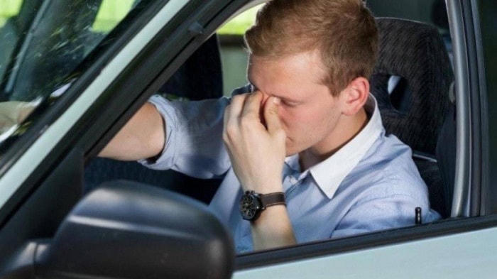 Không nên lái xe khi cảm thấy mắt bạn đang bị tổn thương quá nhiều bởi ánh nắng chói chang.