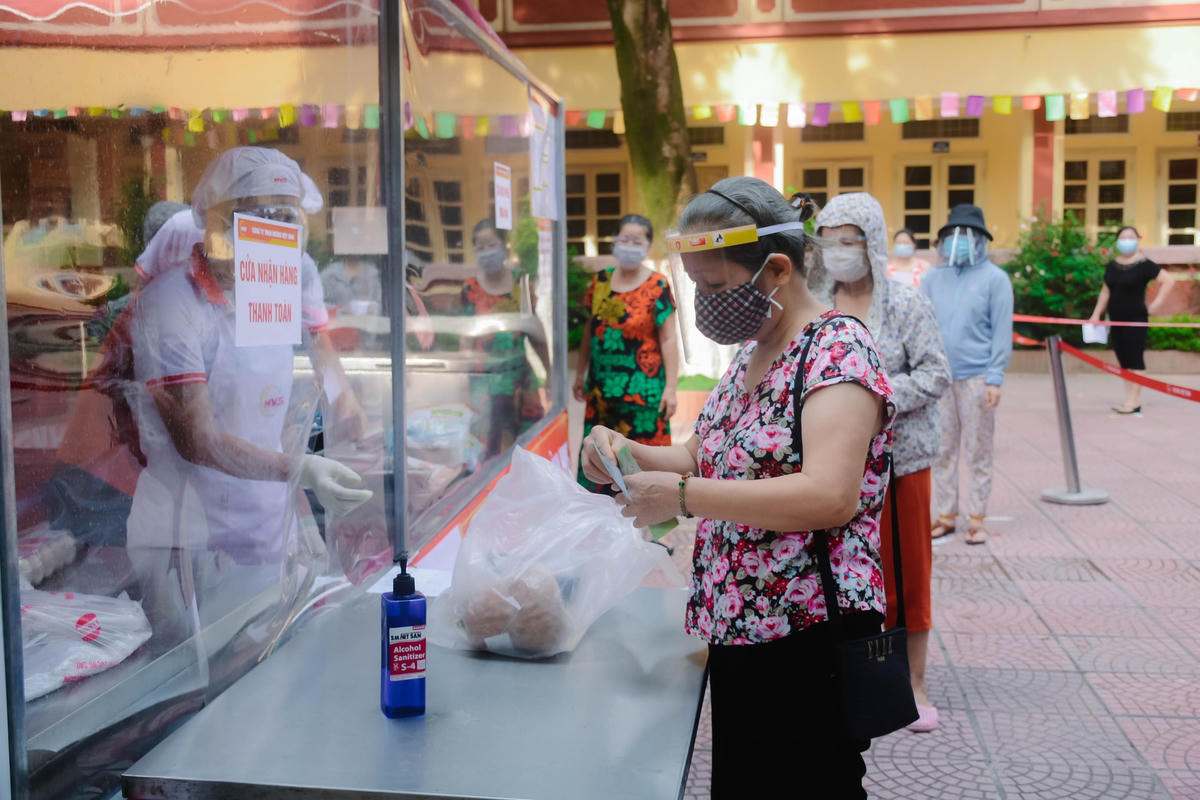 Bà Nguyễn Thị Xuân người mua hàng cho biết: “Điểm bán hàng là hoạt động rất thiết thực với đời sống người dân. Nhu yếu phẩm ở đây có chất lượng tốt, giá cả ổn định. Điểm bán hàng lưu động được mở giúp người dân chúng tôi đỡ vất vả hơn trong việc chọn lựa thực phẩm trong thời gian Hà Nội giãn cách”.