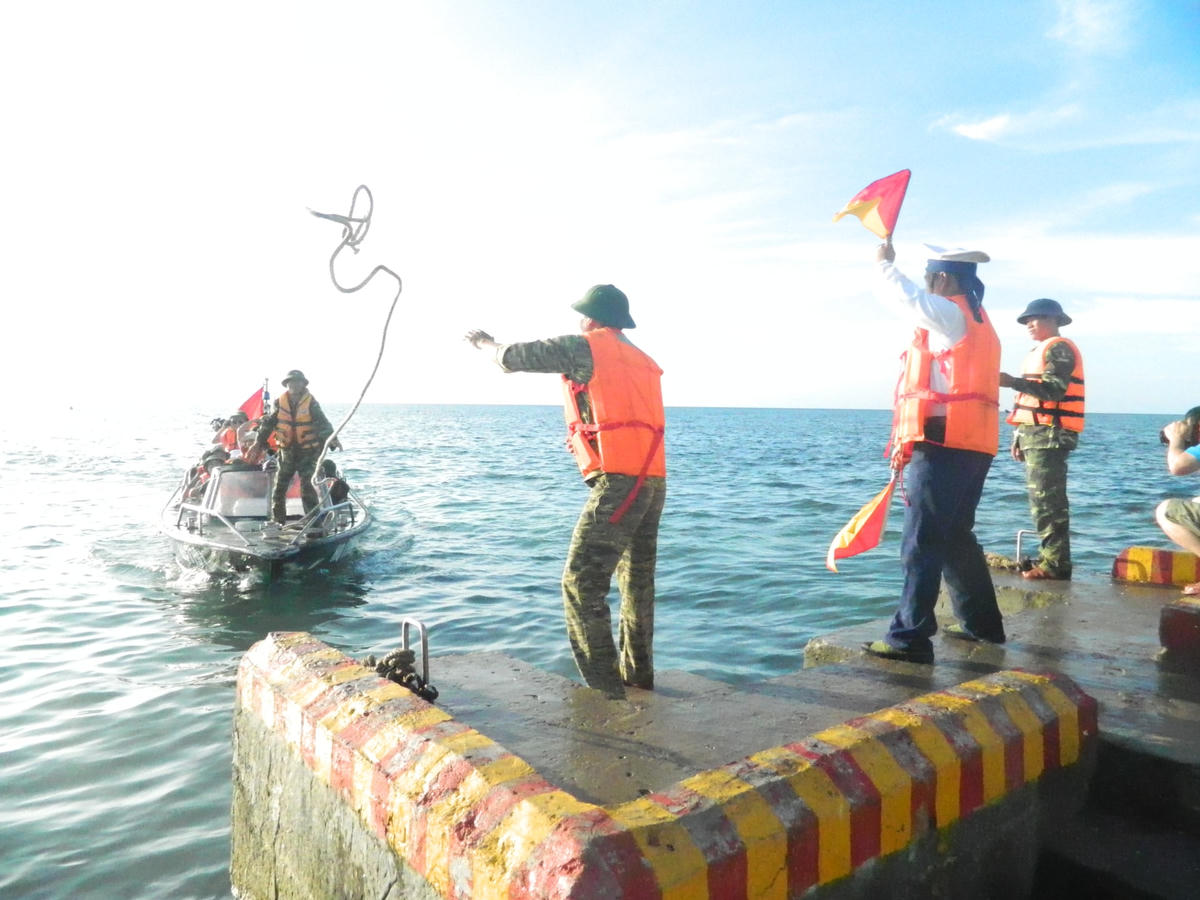“Gặp” đất liền.