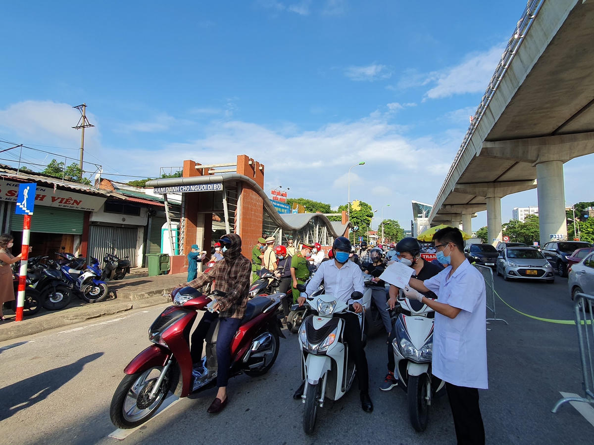 Hà Nội tiếp tục sử dụng giấy đi đường đã cấp và cấp giấy mới kết hợp nhập vào dữ liệu dân cư, điều chỉnh đến hiệu quả thực tiễn thì mới nhập hai loại giấy thành một; chỉ phạt người ra đường không thuộc các trường hợp theo quy định của Chỉ thị số 16/CT-TTg.