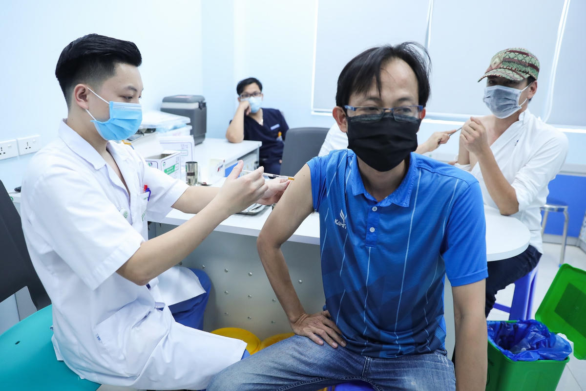 Tiêm vaccine ngừa Covid-19 cho các nhà báo vào tâm dịch. Ảnh: Phạm Quang Vinh.