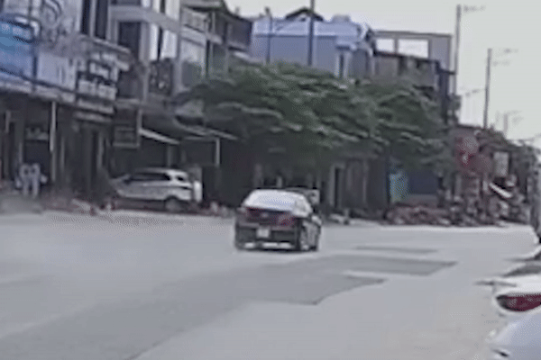 Vụ va chạm kinh hoàng khiến 2 bố con tử vong thương tâm. Ảnh cắt từ clip