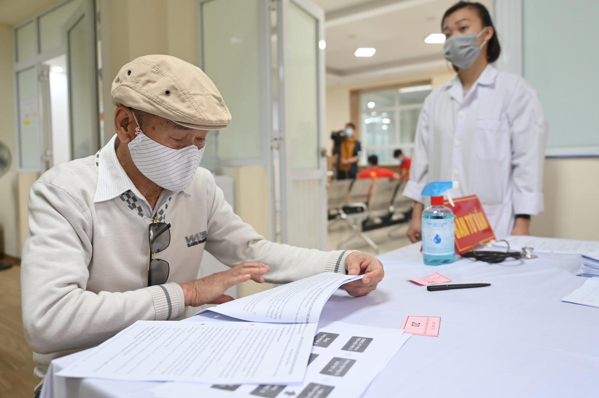 Cụ bà 71 tuổi một mình đi xe bus đến đăng ký tiêm thử vaccine Covid-19