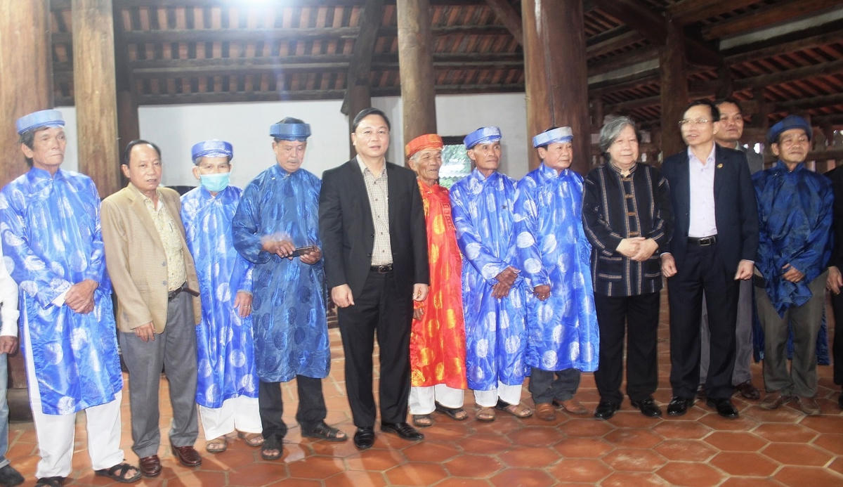 Các đại biểu và bô lão địa phương chụp ảnh lưu niệm tại đình Chiên Đàn.