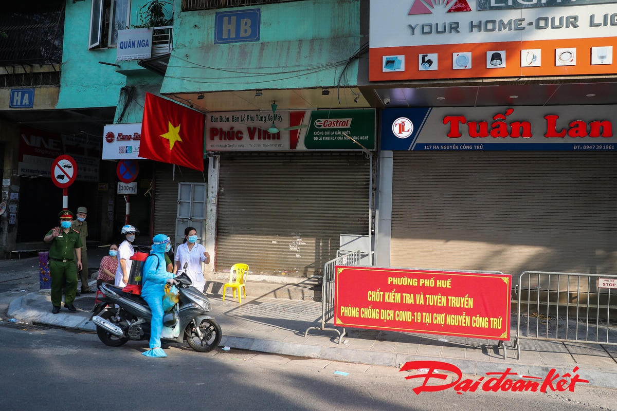 Một địa điểm tại phố Nguyễn Công Trứ liên quan 5 ca dương tính cũng được lực lượng chức năng có mặt, dựng rào chắn và thực hiện phun khử khuẩn. Ảnh: Quang Vinh. 