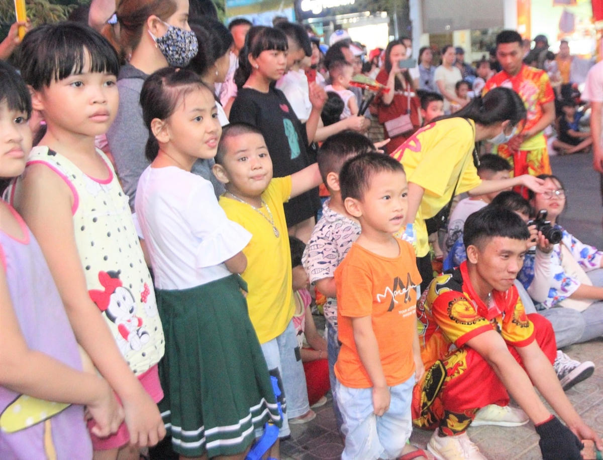 Nhiều em nhỏ chăm chú theo dõi múa lân.