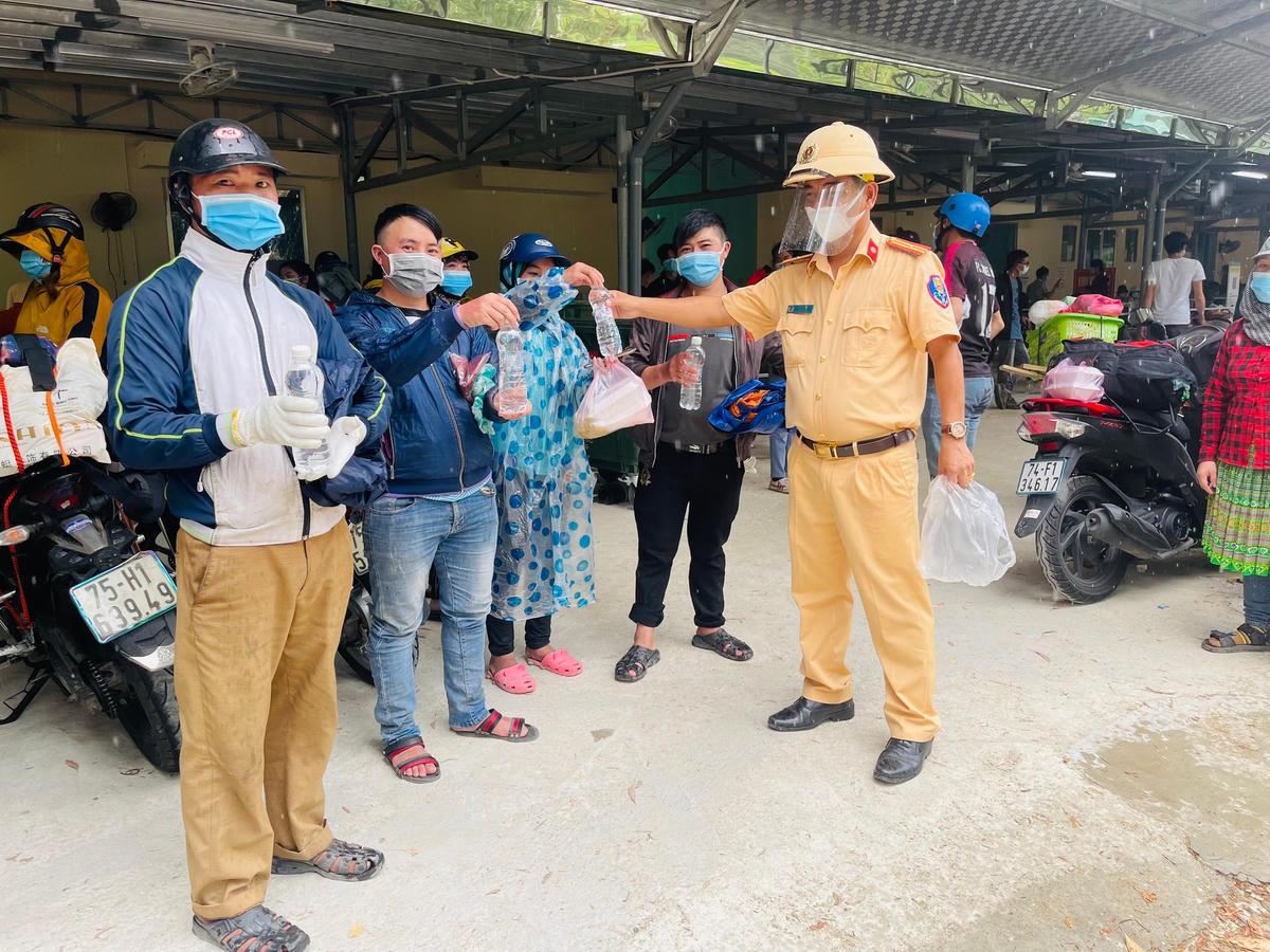Lực lượng chức năng tỉnh Thừa Thiên-Huế hỗ trợ nước uống cho bà con.