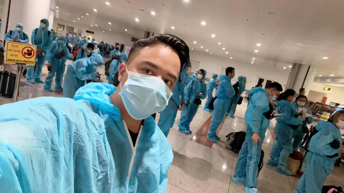 Ca sĩ Cao Thái Sơn chia sẻ hình ảnh ở sân bay Tân Sơn Nhất và bày tỏ cảm xúc khi được đặt chân về nước trong bối cảnh vô cùng đặc biệt vì đại dịch. Anh chia sẻ: “Có lẽ đây là chuyến bay ý nghĩa nhất trong cuộc đời mà mình trải qua”.