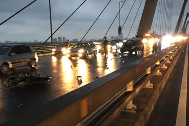 Phóng xe máy ngược chiều trên cầu Nhật Tân, 2 thanh niên tông thẳng vào taxi