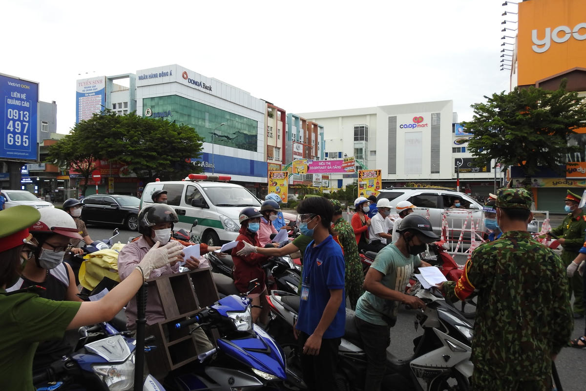 15 phút trước thời điểm 18h, nghiêm cấm mọi người ra khỏi nhà; ùn tắc vẫn xảy ra trên tuyến đường Điện Biên Phủ của Đà Nẵng. Ảnh: Thanh Tùng.