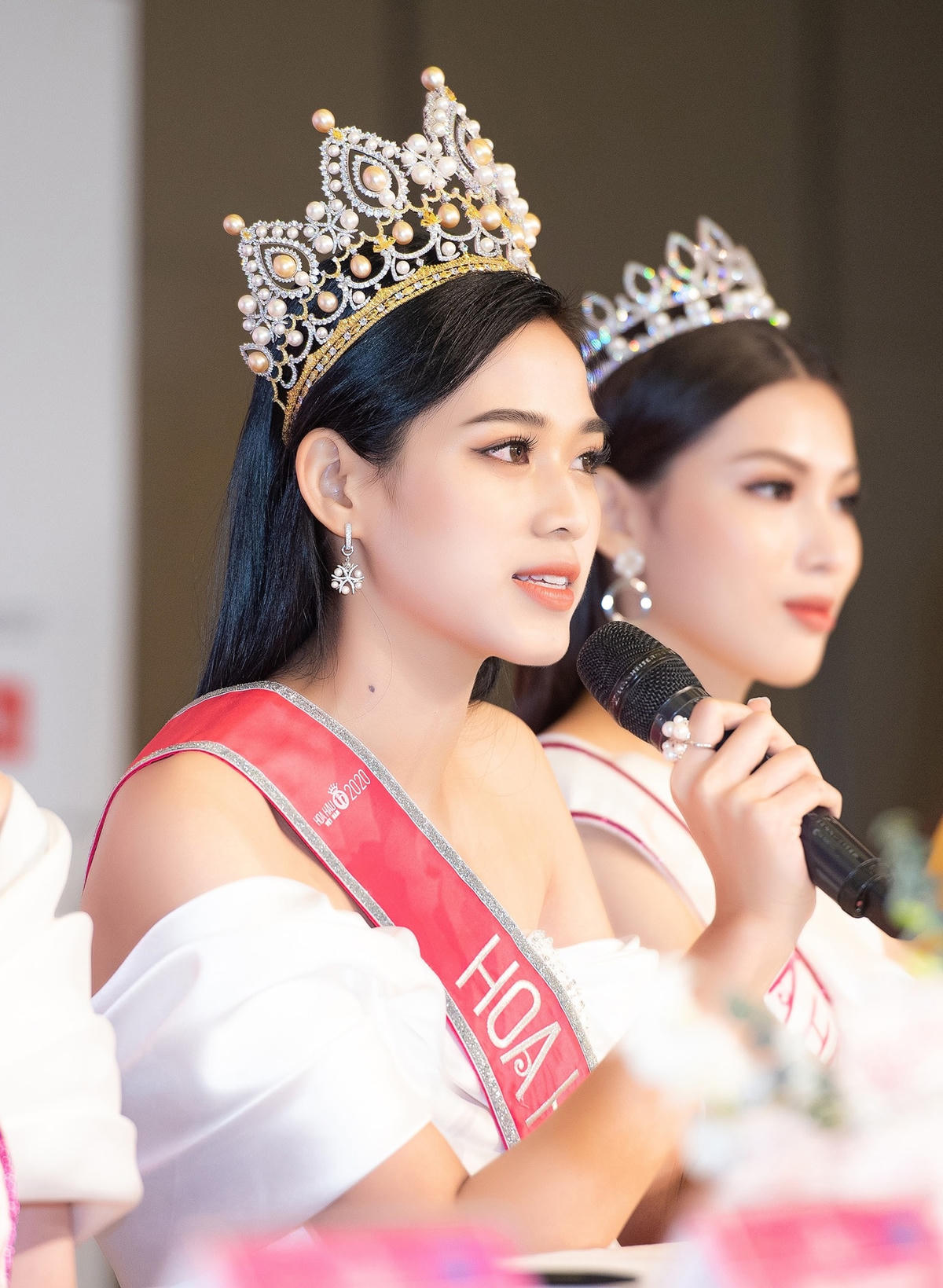 Trong buổi gặp gỡ truyền thông, với phần trả lời các câu hỏi cho thấy tân hoa hậu có phong cách giản dị, gần gũi. Và vẫn còn nhiều nét vô tư hồn nhiên.