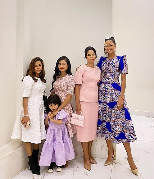 H'Hen Niê chia sẻ ảnh bên người thân: "Đây là 3 đời nhà Hen nè. Hôm qua Hen trang điểm, lựa trang phục cho mẹ. Mẹ đeo ngọc trai hồng, Hen đã lựa nguyên một bộ cho mẹ có bông tai, dây cổ, lắc tay, nhẫn và mặc nguyên cây màu hồng cùng túi xách. Đi mua với mẹ thích lắm, lấy gì cũng mặc. Mẹ chẳng để ý mình mặc nó mập hay màu sắc nó nổi miễn vừa là mẹ chịu. Nói chung tận đáy lòng mặc dù mẹ chẳng nói mình không thích hay thích nhưng mà mẹ càng như thế lại càng thương mẹ nhiều hơn, ước mẹ luôn khoẻ mạnh, vui và hạnh phúc. Cả nhà cho ý kiến về khoản make up và stylist cho mẹ đi".  