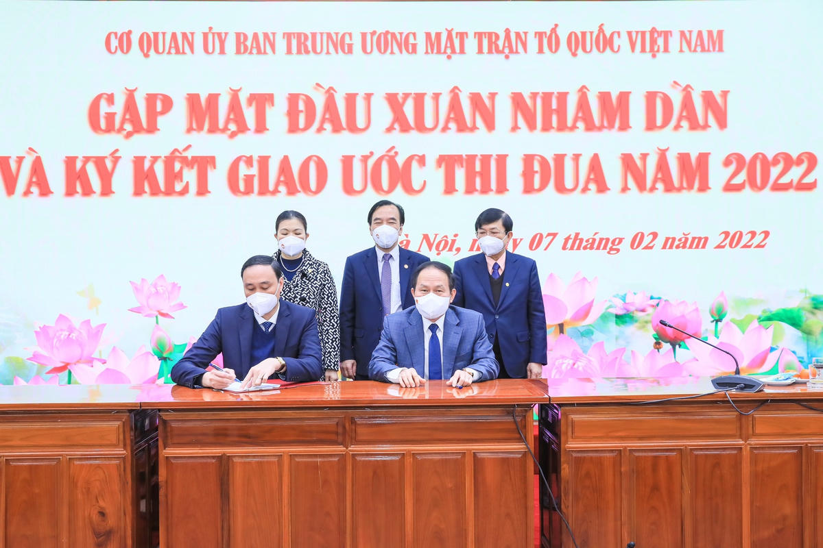 Ký kết giao ước thi đua năm 2022 giữa Thủ trưởng cơ quan và Công đoàn cơ quan UBTƯ MTTQ Việt Nam.
