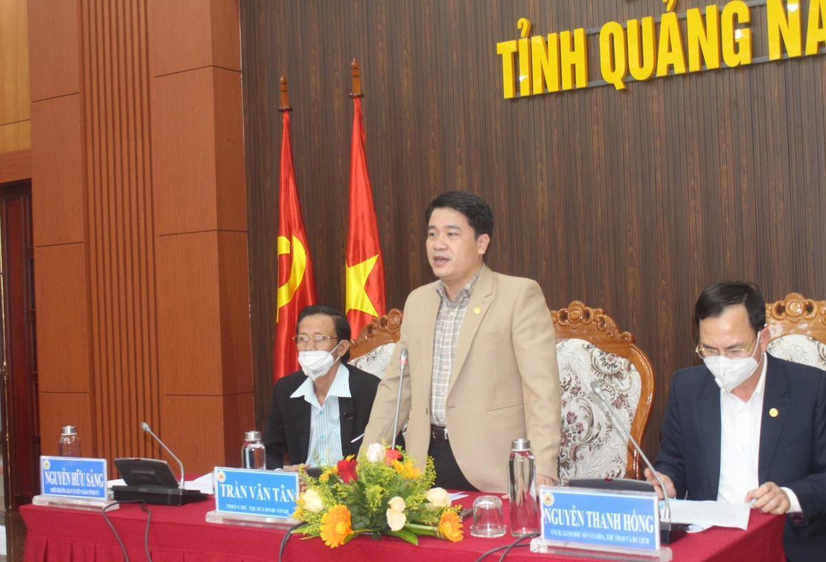 Ông Trần Văn Tân, Phó Chủ tịch UBND tỉnh Quảng Nam phát biểu họp báo. 