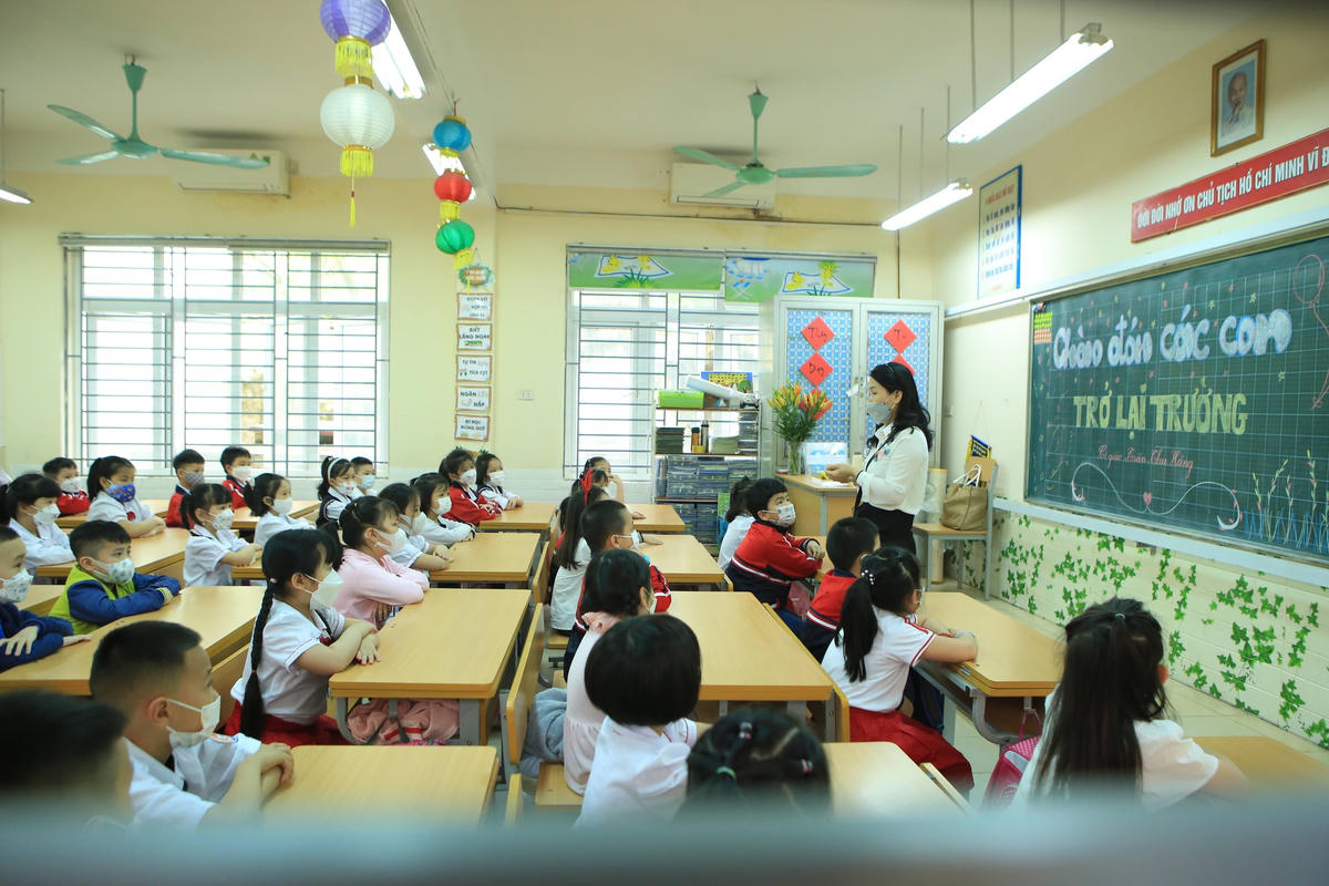 Trước đó, Sở Giáo dục và Đào tạo Hà Nội đưa ra nhận định, hiện nay tình hình Covid-19 tại thành phố đã có chuyển biến tích cực, số F0 là học sinh, giáo viên giảm mạnh. Ngày 4/4, UBND thành phố Hà Nội phê duyệt quyết định trên theo tờ trình của Sở Giáo dục và Đào tạo. 