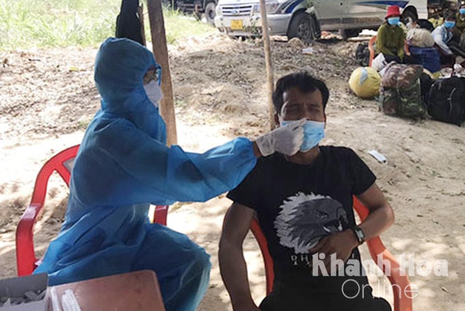 Lực lượng chức năng test nhanh Covid-19 cho 91 lao động là người dân tộc thiểu số trước lúc về quê tại Quảng Ngãi. Ảnh: Báo Khánh Hòa.