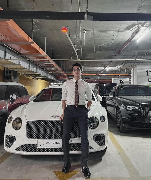 Diễn viên Bình An lịch lãm trong set đồ quần Âu, áo sơ mi trắng: “Măc dù năm nay covid, kinh tế khó khăn nhưng nhờ quản lý tài chính cá nhân tốt, mình vẫn thực hiện được ước mơ của mình. Cuối cùng cũng rước được em nó. Mọi người thấy màu nâu chấm bi này hợp với mình không ạ? Cái cavat mình mới mua ấý”. :)