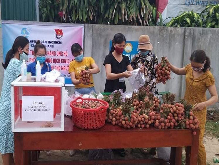 Phiên chợ nông sản của Hội Liên hiệp phụ nữ xã Triệu Giang (Triệu Phong, Quảng Trị).