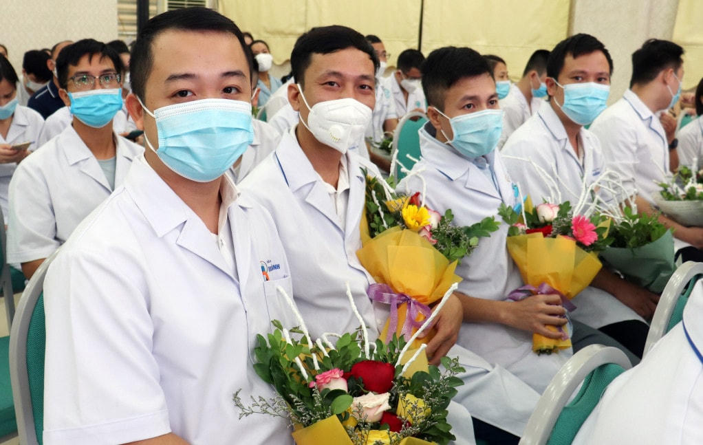 Đội ngũ y, bác sĩ, nhân viên y tế tỉnh Quảng Ninh phấn khởi, quyết tâm hoàn thành nhiệm vụ phòng, chống dịch Covid-19 tại TP Hồ Chí Minh. Ảnh: QMG.