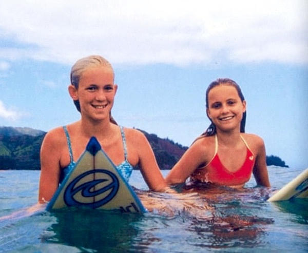 Một sự thật thú vị nữa là, Alana Blanchard chính là bạn thân của Bethany Hamilton, nữ vận động viên lướt sóng từng bị cá mập tấn công. Thậm chí, Alana Blanchard cũng có mặt trong lúc cô bạn thân gặp phải thảm kịch kinh hoàng này.