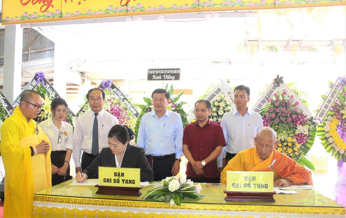 Phó Chủ tịch UBTƯ MTTQ Việt Nam Trương Thị Ngọc Ánh ghi vào sổ tang.