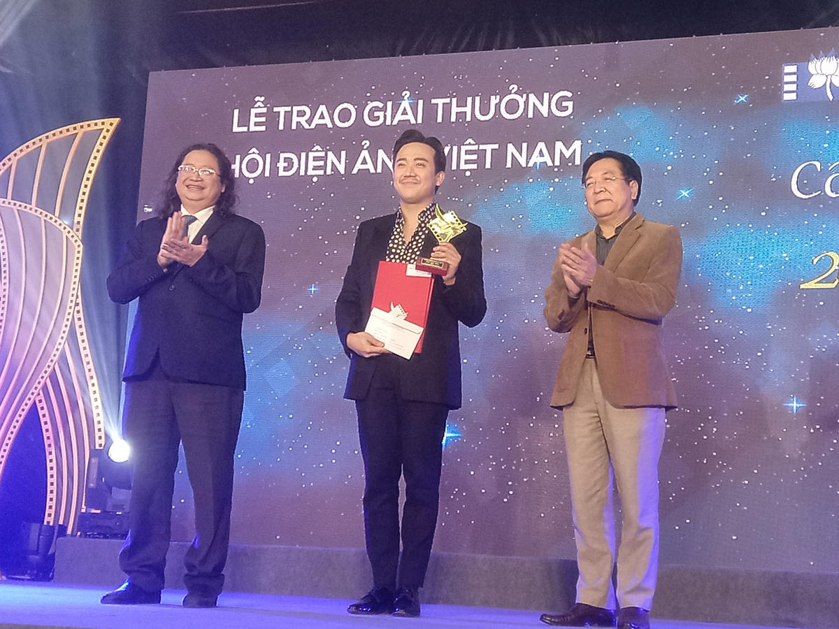 Trấn Thành nhận giải Cánh Diều Vàng phim "Bố già".