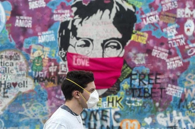 Người dân đeo khẩu trang phòng lây nhiễm Covid -19 tại Prague, Cộng hòa Séc. (Nguồn: AFP/TTXVN).