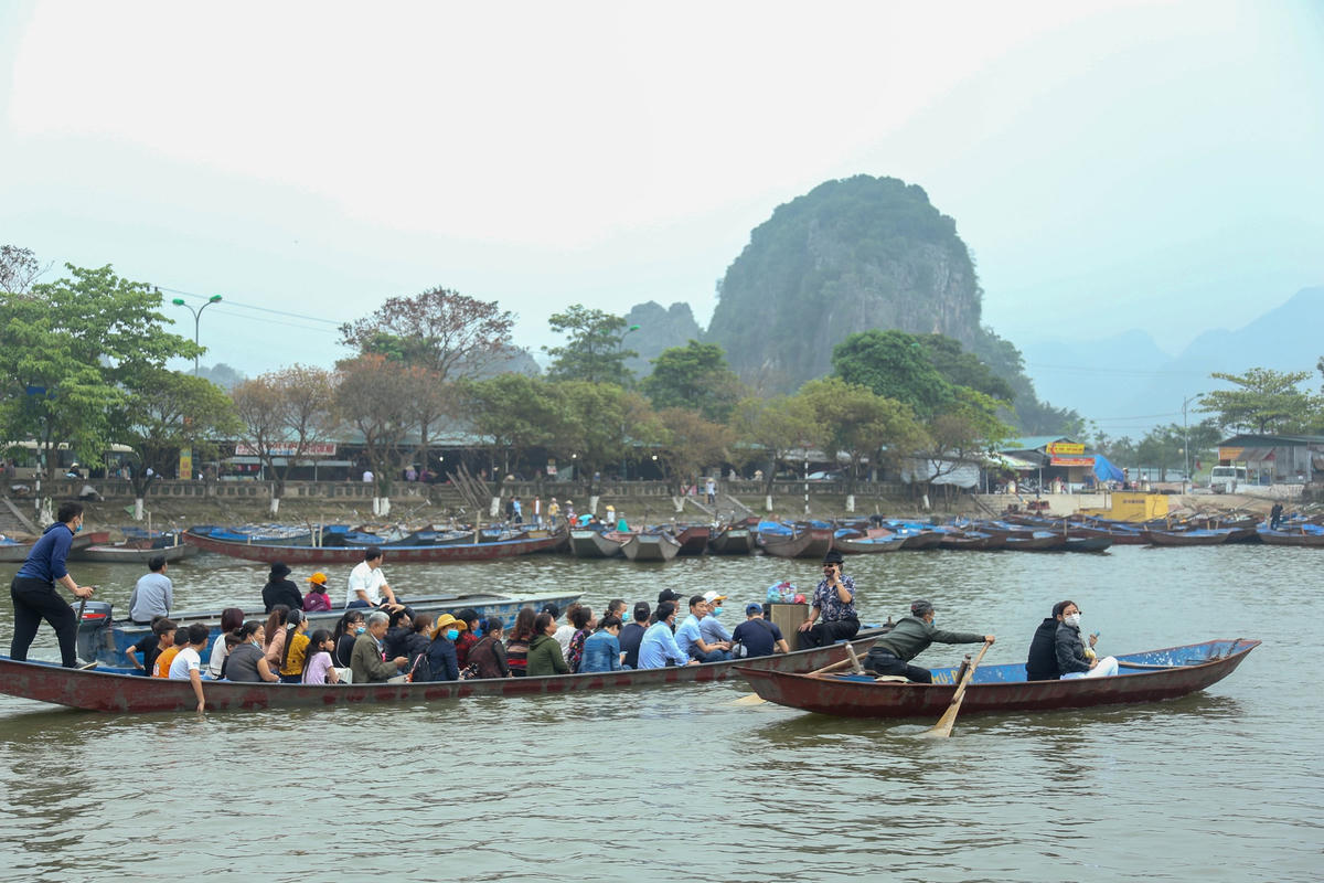 Chùa Hương nhộn nhịp đón khách ngày đầu mở cửa trở lại 
