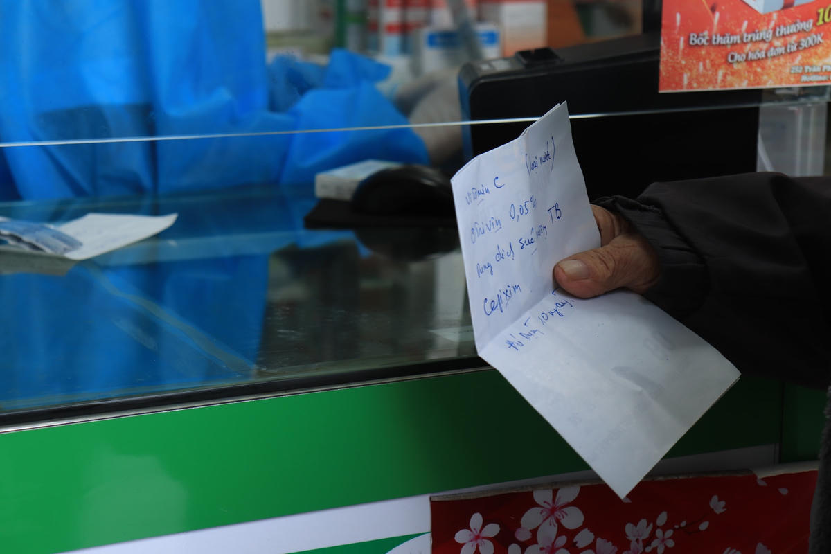 Ông Nguyễn Hoàng Tiến (phường Tân Sơn, TP Thanh Hoá) cho biết: Dù chưa bị Covid-19 nhưng ông vẫn mua thêm VitaminC, nước súc miệng T-B và các loại thuốc phòng chống Covid-19.