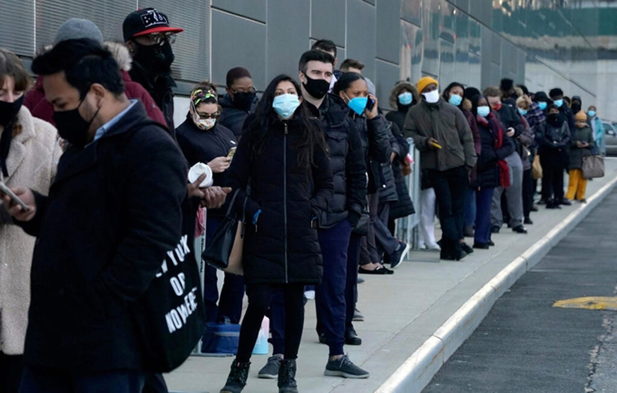 Người dân Mỹ xếp hàng chờ vaccine tại Trung tâm Hội nghị Jacob Javits, New York. Ảnh: New York Times.