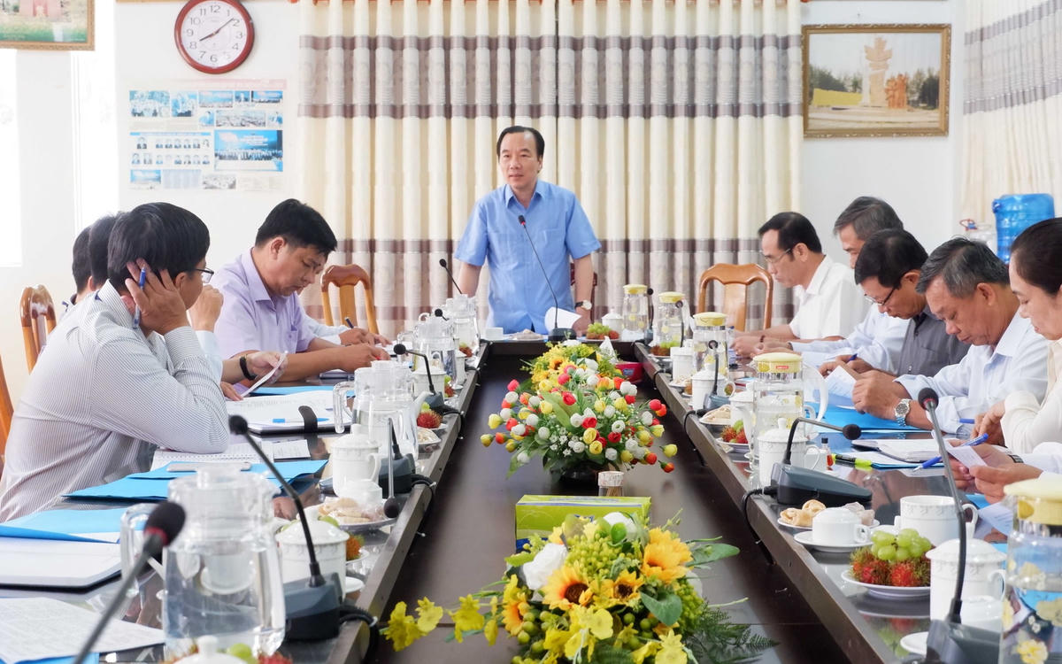 Phó Chủ tịch Ngô Sách Thực phát biểu tại buổi làm việc với Sở TN&MT tỉnh Cà Mau.
