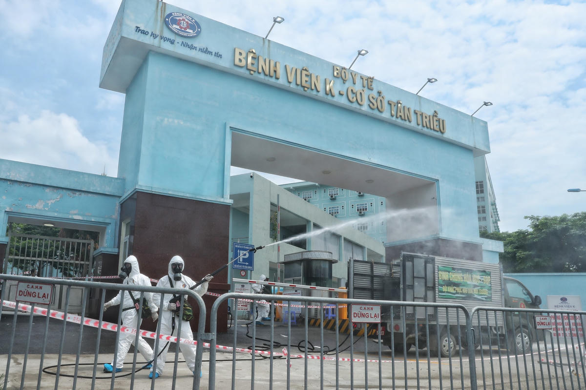 Binh chủng Hóa học tiến hành phun khử khuẩn Bệnh viện K sau khi nơi này ghi nhận 10 ca dương tính với SARS-CoV-2.