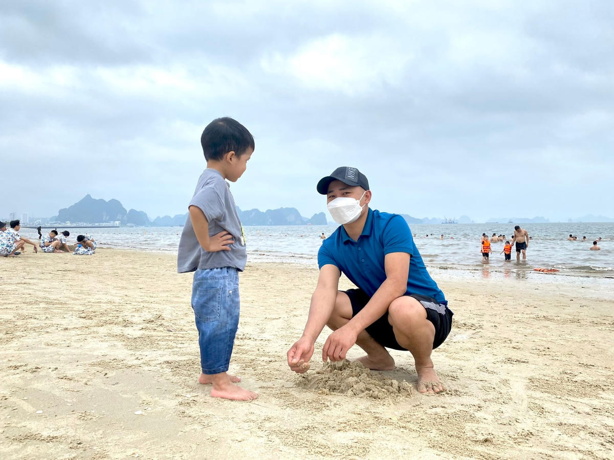 Anh Đỗ Văn Lực (Bắc Giang) ngao ngán chia sẻ: Đối với một địa điểm du lịch nổi tiếng như Bãi Cháy mà để xảy ra hiện tượng như thế này là không thể chấp nhận được và để lại sự phản cảm. Con của tôi tuy mới ít tuổi nhưng thấy bẩn là nhất định không chịu xuống tắm.