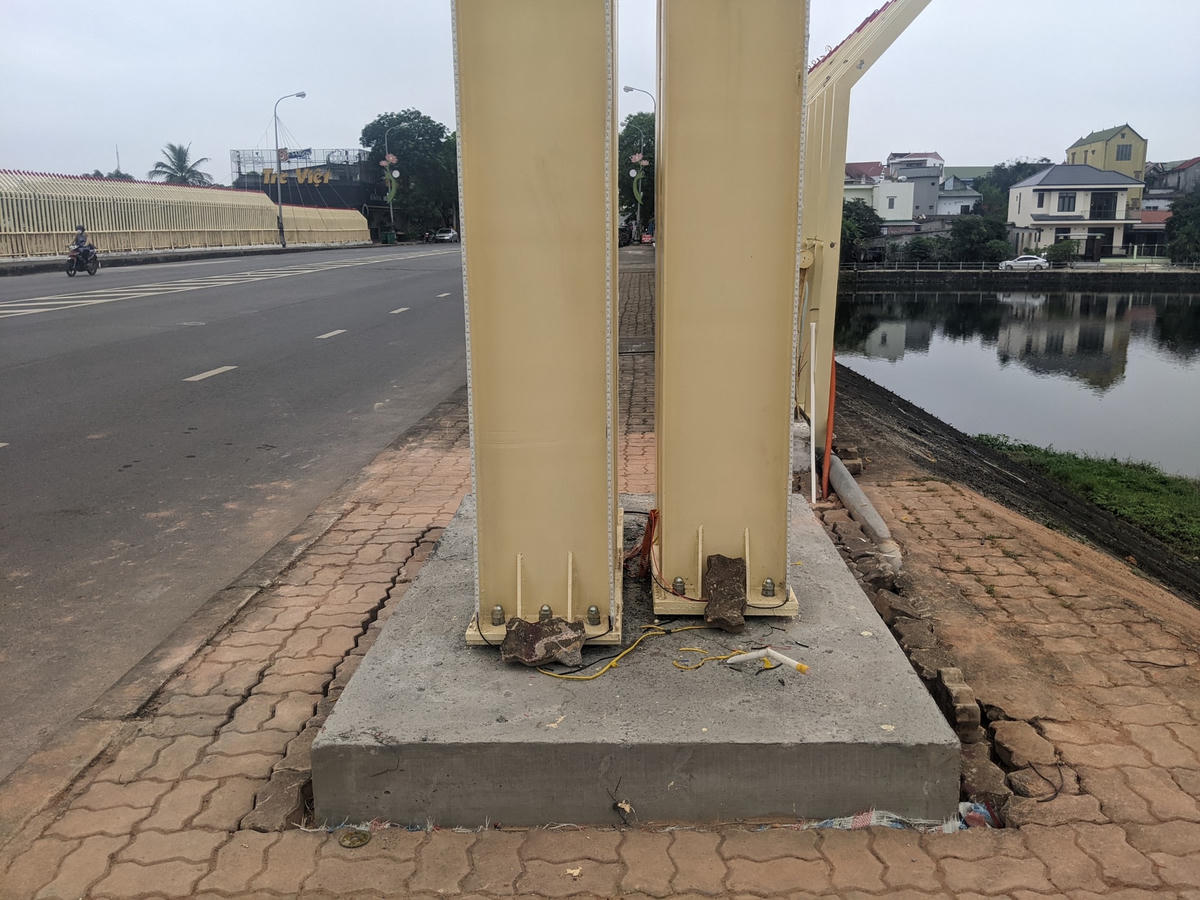 Để đảm bảo đúng quy định về thi công công trình trong phạm vi bảo vệ kết cấu hạ tầng giao thông đường bộ theo quy định của UBND tỉnh Quảng Trị và Bộ GTVT, Sở GTVT Quảng Trị yêu cầu tạm dừng thi công và tháo dỡ toàn bộ các cấu kiện đã lắp đặt trên cầu và đường đầu cầu, hoàn trả về hiện trạng ban đầu.