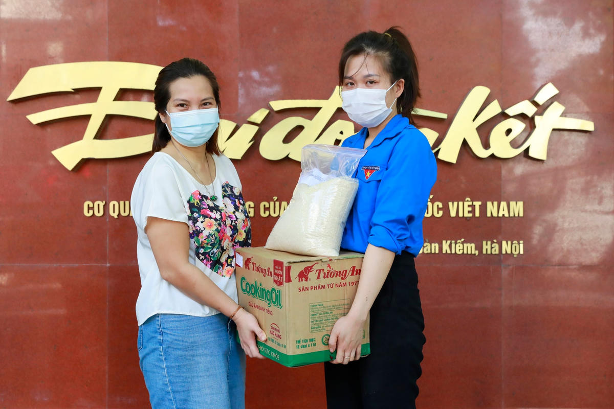 Đại diện Chi đoàn thanh niên Báo Đại Đoàn Kết tiếp nhận ủng hộ 1 tấn gạo, dầu ăn và lạc chiên từ chị Nguyễn Thu Hoài, Giám đốc Công ty TNHH Kỹ thuật Geocon. Ảnh: Quang Vinh.