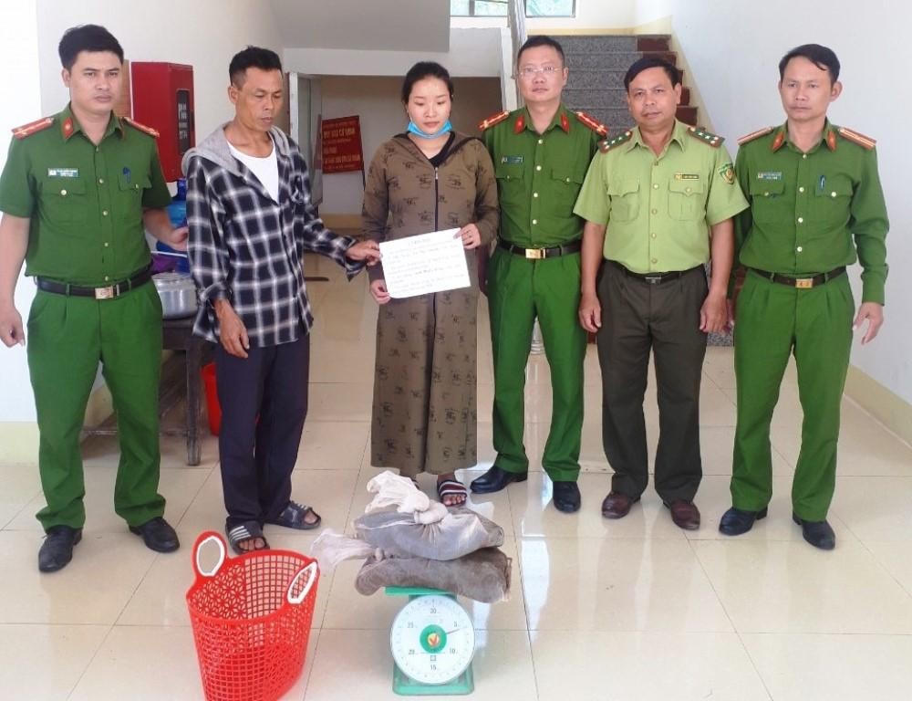  Đinh Huyền Trang bị bắt cùng tang vật.