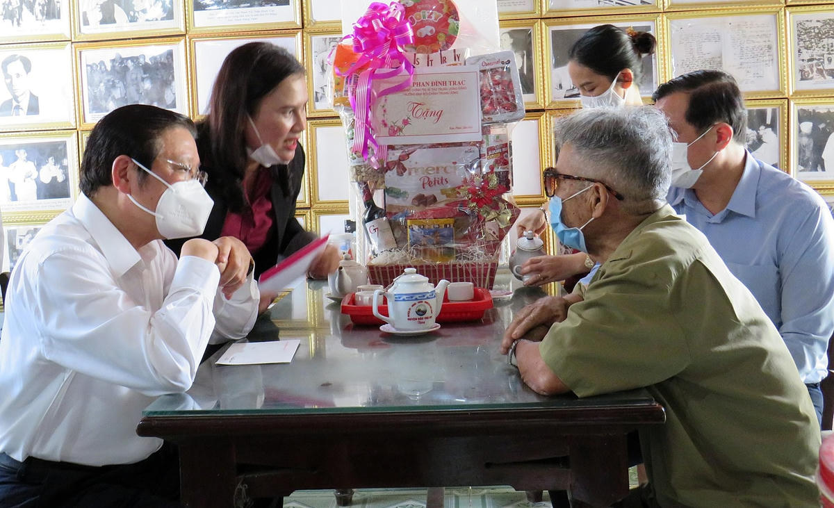 Ông Phan Đình Trạc thăm hỏi, tặng quà gia đình chính sách thị trấn Trà My.