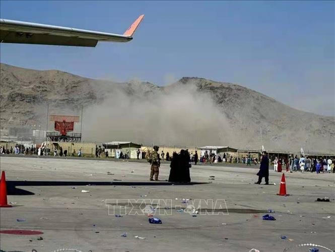 Khói bốc lên gần hiện trường vụ nổ ở sân bay Kabul, nơi đang diễn ra hoạt động sơ tán gấp rút công dân các nước khỏi Afghanistan, ngày 26/8/2021. Ảnh: THX/TTXVN.