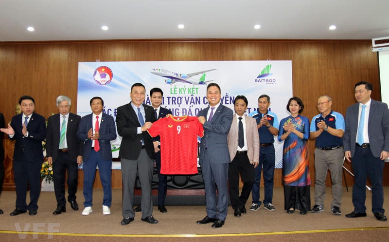Phó chủ tịch thường trực LĐBĐVN Trần Quốc Tuấn trao tặng áo thi đấu lưu niệm của ĐTQG cho ông Đặng Tất Thắng – Tổng giám đốc Bamboo Airways