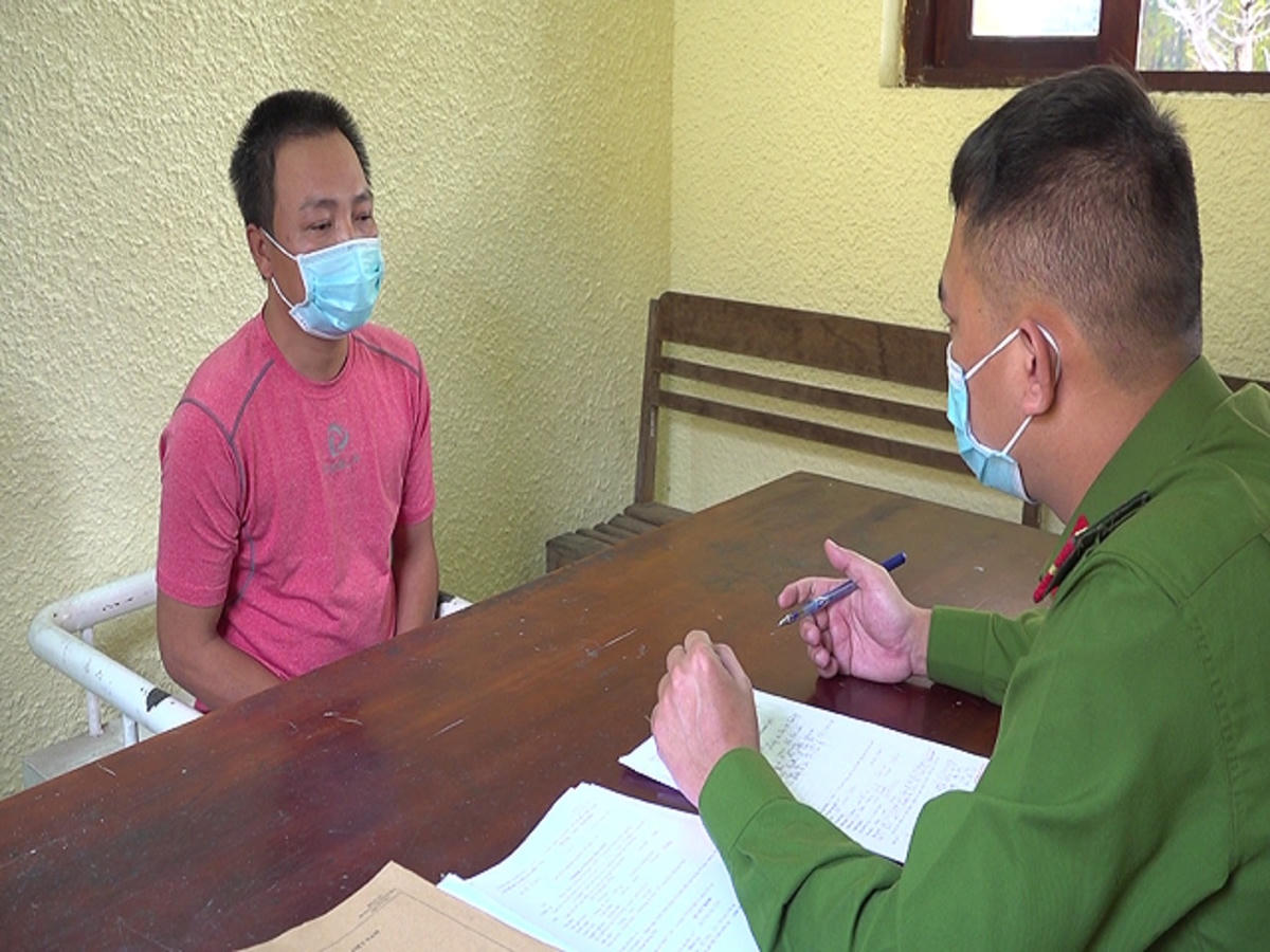 Công an TP Tam Kỳ đang làm việc với đối tượng Hồ Ngọc Hoan. 